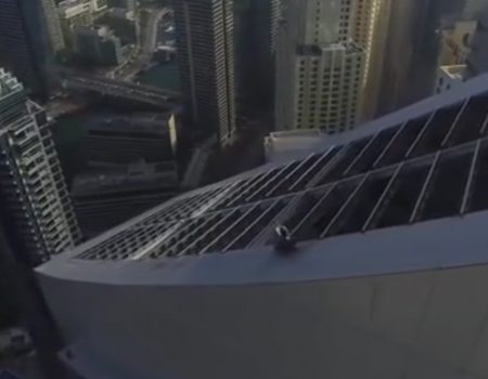 Virales Video „Drohne filmt einen jungen Mann auf einem der höchsten Wolkenkratzer in Dubai“