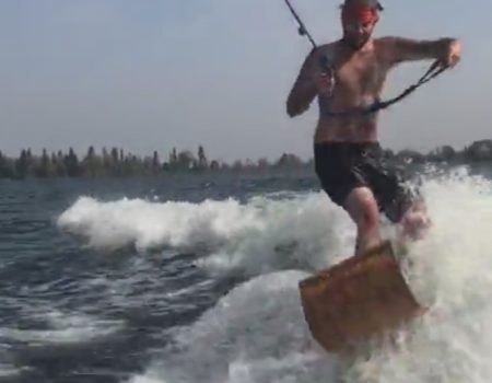 Virales Video „In Kanada mit einem Schlitten am Madge Lake hinter einem Motorboot surfen“