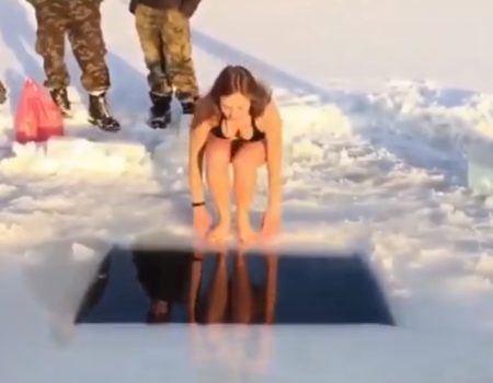 Virales Video „Ein paar Russen aus Orevo in der Nähe von Moskau bauen ihre Abwehrkräfte in einem vereisten See auf“