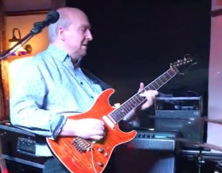 Virales Video „Gitarrist überrascht mit echten Guitar-Hero-Skills bei einem “Running Down A Dream”-Cover auf der Bühne“