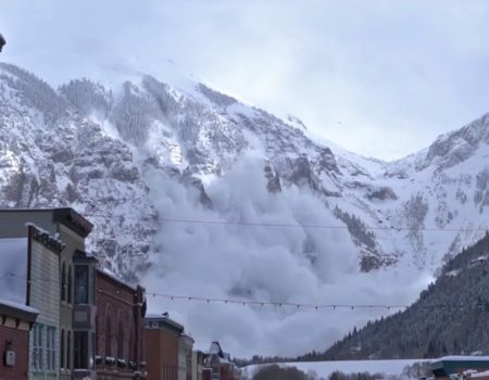 Virales Video „Massive Lawinen in Aspen bei den Rocky Mountains im US-Bundesstaat Colorado von Touristen lauthals gefilmt“
