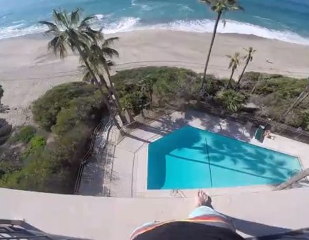 Virales Video „Ein Kind springt von einem sechsstöckigen Balkon in einen Hotel-Pool und filmt sich dabei mit einer Kamera“