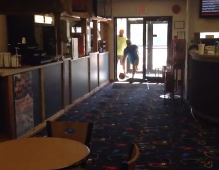 Virales Video „Der längste Bowling-Strike aus einer Entfernung von 120 Fuß mal eben mit dem Smartphone aufgezeichnet“