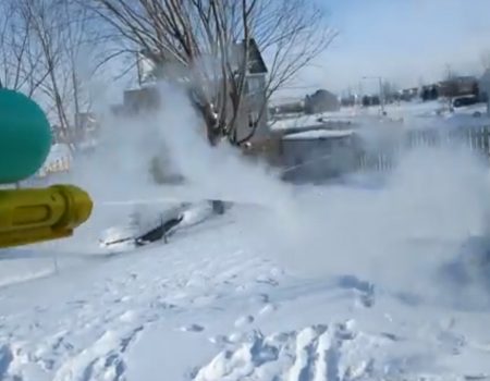 Virales Video „Junger Mann aus Nordamerika spielt Frau Holle und verwandelt mit seiner Wasserpistole kochendes Wasser in Schneeflocken“