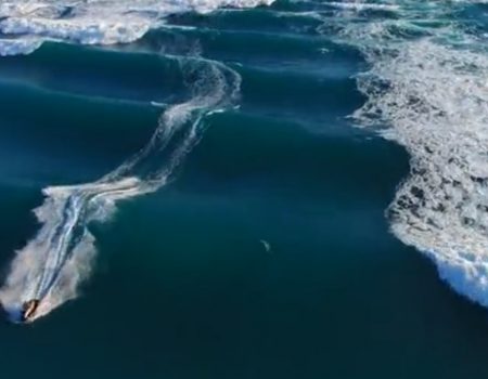 Virales Video „Furchtloser Jetski-Fahrer reitet in Australien mehr als 40 Fuß hohe Wellen und liefert spektakuläre Fotos“