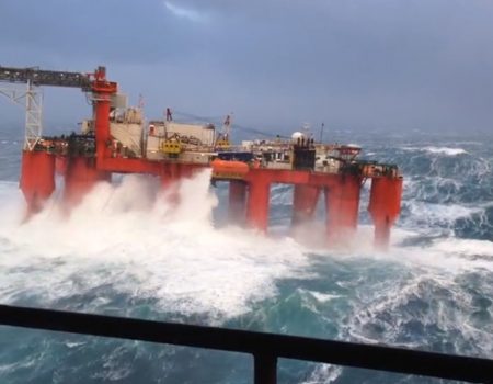 Virales Video „Bohrinsel in der Nordsee hält einem Hurrikane stand und bewegt sich zu riesigen Wellen im Wasser“