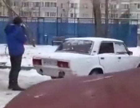 Virales Video „Russischer Zeitgenosse schneidet sich ein parkendes Auto zurecht um sich eine Parklücke frei zu machen“