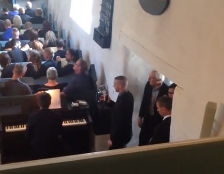 Virales Video „Herzzerreißendes Cover von Raise Me Up für den verstorbenen großen Bruder auf einer norwegischen Beerdigung“