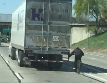 Virales Video „Verrückter Fahrradfahrer hängt sich an einen Lastwagen und fährt über eine amerikanische Autobahn in Kalifornien“