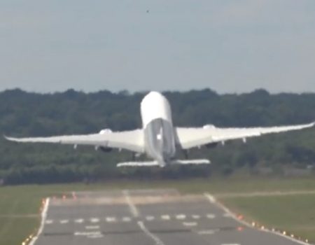 Virales Video „Airbus A350 zeigt beim Abflughafen in Farnborough, England wetterbedingt einen spektakulären vertikalen Start“