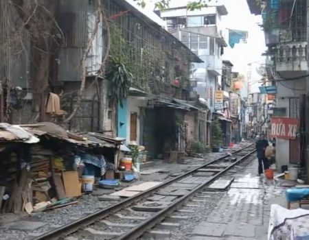 Virales Video „Bahnübergang in Hanoi, Vietnam nur wenige Zentimeter von Schlafplätzen und Wohnungen entfernt lässt den Atem kurz stocken“