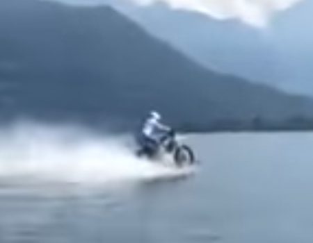 Virales Video „Motorradfahrer gleitet perfekt über das Wasser am Comer See in Italien und bricht damit den Weltrekord“