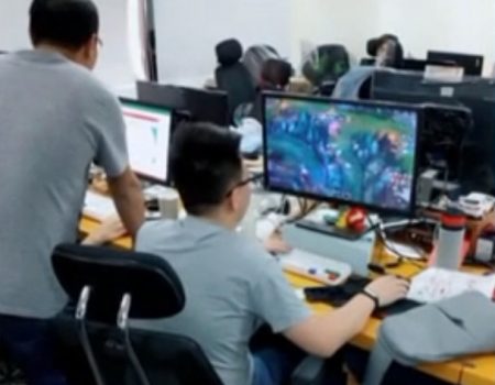 Virales Video „Programmierer aus Guangzhou City, China täuscht seinen Chef und verblüfft die Welt mit seinen Zockerreflexen“