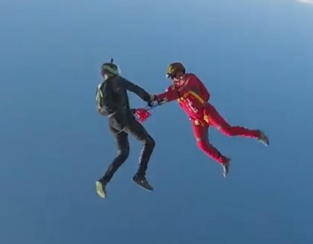 Virales Video „Skydiver Larry Hack und sein Kumpel performen einen Rollercoaster-Stunt mit einem Kletterseil in 12.500 Fuß Höhe“