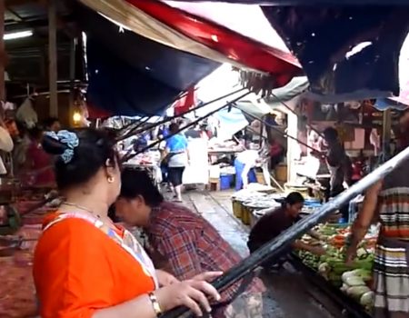 Virales Video „Dieser belebte Wochenmarkt in Bangkok, Thailand wird auf einer aktiven Zugschiene veranstaltet“