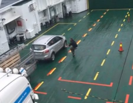 Virales Video „Autsch: Fahrerloses Auto rutscht in Haugesund, Norwegen auf einer Fähre hin und her und wird von seinem Besitzer per iPhone gefilmt“