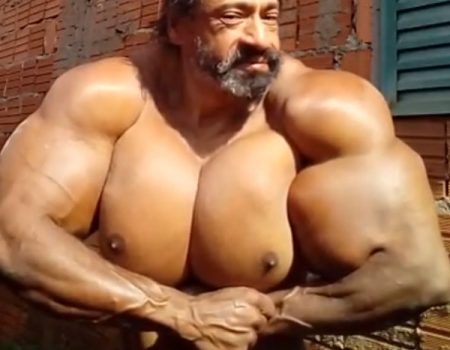 Virales Video „Valdir Synthol posiert mit seinen mit Öl aufgespritzten Armen vor seinem Haus in Sao Paulo, Brasilien“