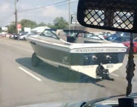 Virales Video „Boot fährt einsam und alleine über die Autobahn in der Nähe von Hendersonville, Tennessee in Amerika“