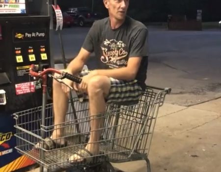 Virales Video „Mann aus Jefferson City, Tennessee tankt mal eben seinen motorisierten Einkaufswagen an einer Tankstelle und fährt weg“