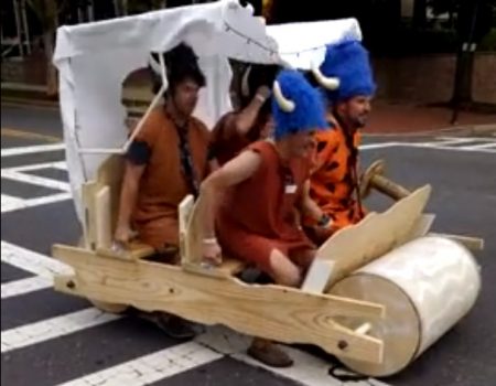 Virales Video „Die Flintstones-Familie ist mit ihrem Gefährt auf den Straßen von Fort Mill, South Carolina in Amerika unterwegs“