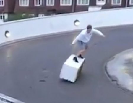 Virales Video „Junger Mann namens Joseph Marx surft in London auf einem Kühlschrank und sorgt im Netz für Aufsehen“