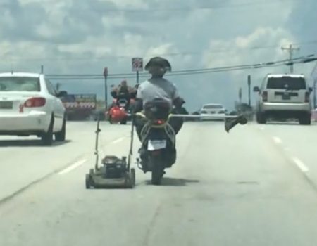 Virales Video „Rollerfahrer aus Spartanburg, Amerika zeigt wie man nicht gerade verkehrssicher einen Rasenmäher über die Autobahn bringt“