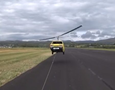 Virales Video „In einem Dorf namens Llanbedr in Großbritannien versuchen ein paar Verrückte ein Auto an einem Flughafen fliegen zu lassen“