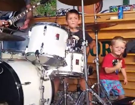 Virales Video „6-jähriger Schlagzeuger namens Mihail stiehlt auf diesem kleinen Event am See jedem Musiker die Show“