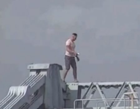 Virales Video „Betrunkener Mann aus Anglesey, Wales klettert auf eine 45 Meter hohe Brücke nachdem er aus einer Bar geworfen wurde“