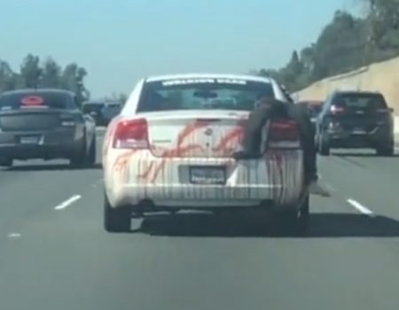 Virales Video „Ein Einwohner Los Angeles hat seinen weißen Chrysler für Halloween geschmückt und zieht die Blicke auf dem Highway auf sich“