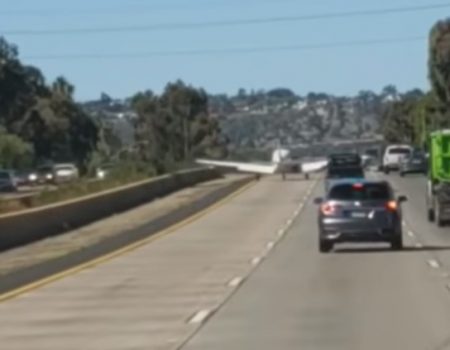 Virales Video „Flugzeug musste eine Notlandung hinlegen und landet perfekt auf einem Freeway in El Cajon, Kalifornien in Amerika“