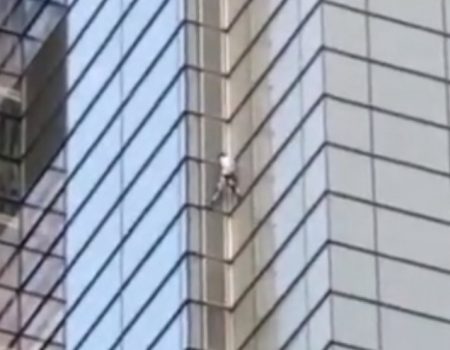 Virales Video „Französischer Spiderman und Freeclimber besteigt in der Liverpool Street in London ein Gebäude ohne jegliche Sicherung oder Ausrüstung“