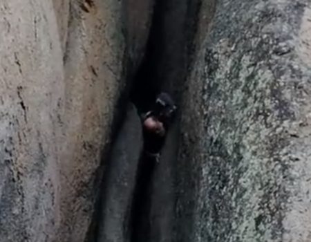 Virales Video „70-jähriger Mann aus Krasnoyarsk in Russland zeigt seine Kletterkünste und klettert an einer Steinwand ohne Sicherung“