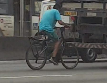 Virales Video „Fahrradfahrer hängt sich an einen Lastwagen und cruist illegalerweise mit Höchstgeschwindigkeit über die Autobahn“