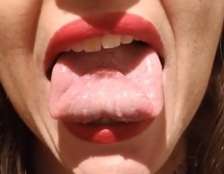 Virales Video „Junge Frau präsentiert in einem Videoclip ihre flexible Zunge und wird dich mit ihrem außergewöhnlichen Talent verblüffen“