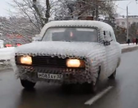 Virales Video „Mann aus Bryansk in Russland hat keine Lust mehr auf Autoschäden und schützt seinen Lack mit Plastikbechern“