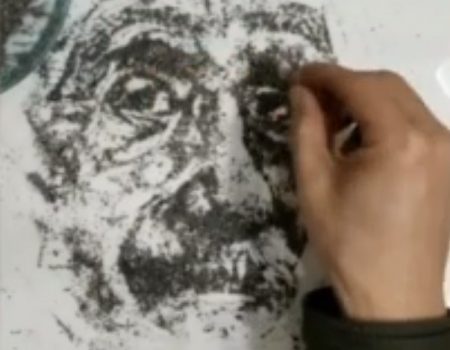 Virales Video „Künstler Dong Jianying aus dem Norden Chinas malt spontan mit Zigarettenasche ein Portrait von Albert Einstein“