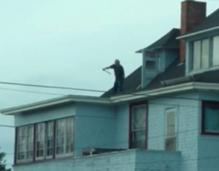 Virales Video „Mann aus Eureka, Kalifornien übt auf seinem Dach jeden Morgen Karate und amüsiert damit seine Nachbarschaft“