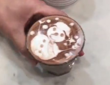 Virales Video „Talentierter Barista zaubert in einem australischen Cafe einen Schneemann aus Milchschaum und Sirup auf ein Kakao-Getränk“