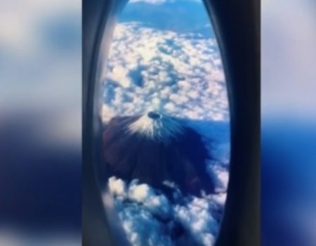 Virales Video „Influencer-Naturtalent: Kreativer Mann inszeniert einen Flug über einen Vulkan mit seinem Smartphone und einer Waschmittelflasche“