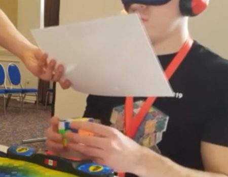 Virales Video „Extrem talentierter junger Mann namens Alex löst mit verbundenen Augen völlig blind einen Rubic’s Cube Zauberwürfel“