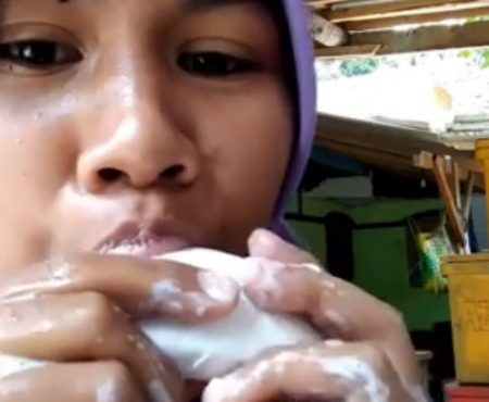 Virales Video „21-jährige junge Mutter aus Indonesien bewertet Seifen indem sie diese vor laufender Kamera isst“