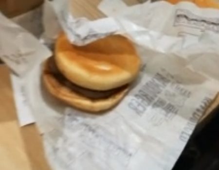 Virales Video „Zwei junge Lifehacker zeigen wie man im McDonalds 10 Burger bestellen kann ohne dafür zu bezahlen“